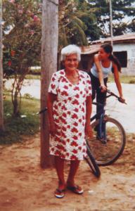 Sua avó Zenobia em uma rua de sua comunidade