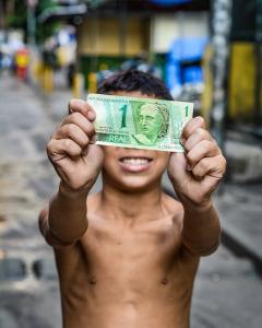 A criança e a alegria pela nota de “R$ 1,00”<br>Brasil / Rio De Janeiro / Rio De Janeiro