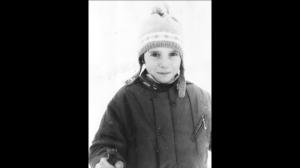Registro em preto e branco de Louis Robin, ainda criança, durante uma aula de esqui na estação de Les Gets, nos Alpes Franceses, registrada no inverno.
