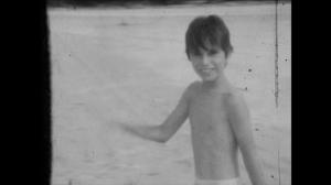 Momento da infância de Louis Robin durante um acampamento realizado na Praia de São Lourenço, localizada em Bertioga, no litoral do estado de São Paulo.