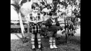 Louis Robin e Jean Paul no jardim em frente à casa onde moravam, em São Paulo, entre os anos de 1966 e 1967.