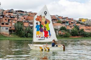 O Projeto Navegando nas Artes transforma pequenos veleiros em obras de arte itinerantes que navegam pela represa Billings, exibindo velas pintadas pelo Coletivo Imargem. Tendo a comunidade do Grajaú como cenário, a ação conecta esporte, arte e educação para traçar novos caminhos e horizontes de possibilidades para a juventude do território.