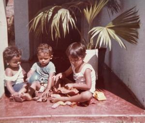 Luiz com os seus primos, Pedro e Marcos, na década de 1980.