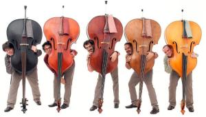Ensaio Fotográfico da Orquestra de Contrabaixos Tropical, quinteto dirigido pelo contrabaixista francês Tibô Delor, que tocava composições originais e arranjos feitos por integrantes do grupo.
