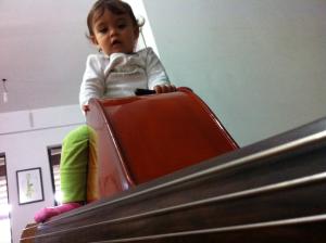 Registro de Joana, ainda bebê, com o instrumento musical do pai na casa do Butantã.