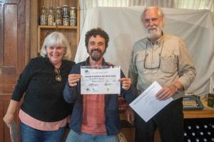 No centro, Vinicius Pereira de Souza exibe com orgulho o seu certificado de 