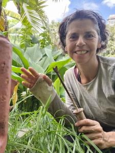 Sorridente na horta e trabalhando no manejo mesmo com o braço imobilizado por gesso. O registro mostra com leveza e bom humor a rotina e a dedicação diária da agricultora urbana, que não deixa de cuidar do plantio mesmo diante dos imprevistos.