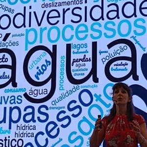 Dawn durante uma apresentação no Ted Talk - TedXJurubatuba, em São Paulo, em 2022.