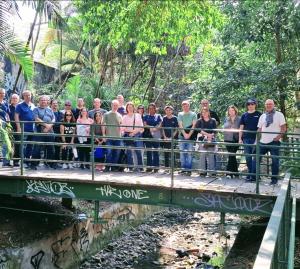 Equipe da Seja Digital em expedição do projeto Rios e Ruas por curso d'água urbano descoberto na cidade.