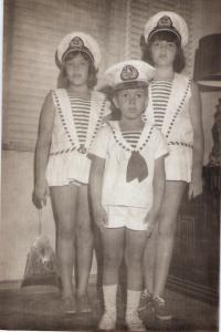 Zé Bueno na infância ao lado de suas irmãs, Rita e Noemi, fantasiados de marinheiro para o Carnaval em Copacabana.