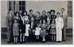 Família de meu pai, José Cândido Rodrigues Bueno (o último à direita), junto com meus tios Lano, Maninha, Anita, Paulito, Lúcia, Esther, Glória e Elisinha, além de meus primos Franklin e Lineu. E, sentados ao centro, meus avós paternos, Francisco e Elisa.