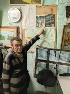 O Sr. Quintino aponta para o mural em sua casa, onde explica que na região o termo 