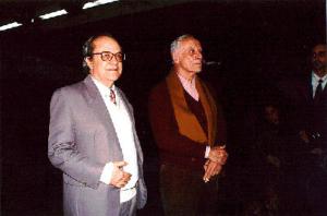 Juvenal (Diretor do Senac Santana), na cerimônia de abertura do curso de ator no SENAC Santana e o homenageado e patrono do curso, Paulo Autran (ator).