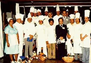 Formatura da turma de cozinheiros do Curso de Formação acelerada no Grande Hotel São Pedro quando Juvenal era diretor da divisão. Na foto, além dos alunos, está Oliveiros Zeitune (Membro do Conselho Regional).