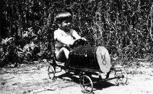 Juvenal na infância, brincando de carrinho 