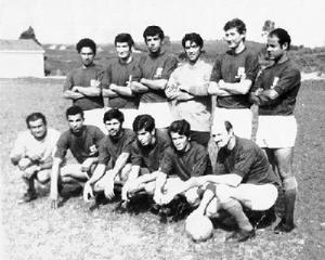 Time do Hotel-Escola SENAC formado por alunos do curso de Recepção durante amistoso realizado no Grande Hotel São Pedro. Os uniformes continham o logotipo do Senac. Na foto (da esq. p/a dir.): Lazinho, Vieira, Daniel, Jair, Zani, Bispo Agachados, (?), Bira (atual Capitão Porteiro do Grande Hotel São Pedro, Ademir, Irineu, (?), Valdomiro.