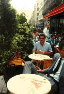 José Benedito pagando a conta do café da manhã em um café na Champs-Élysées.