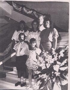 Foto tirada na escada do Grande Hotel Águas de São Pedro no réveillon. Na foto: Fernando Henrique de Moraes, sobrinho, Giordana Carolina, filha, Giovana Cristina Zani, filha, Gerusa de Cássia Zani, filha, Vera Lúcia Barbosa Zani, Esposa e Antônio Pereira de Moraes, cunhado.