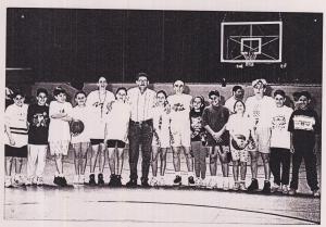 Filhos dos hóspedes do Grande Hotel São Pedro juntamente com as jogadoras de basquete profissional Cinira, Paula e Branca durante um programa do hotel chamado