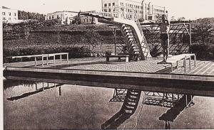 A foto mostra o Balneário, construção anterior ao Grande Hotel São Pedro. Ao fundo, avistamos o alojamento de motorista, o auditório, o cinema, a cozinha e à frente, um hóspede no trampolim da piscina.