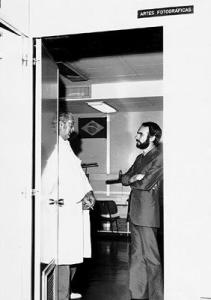 José Constantino (à dir. Diretor da Divisão de Formação Profissional Acelerada) com um professor (coordenador do curso de Fotografia) na entrada de uma das salas de aula do Centro de Desenvolvimento do Edifício  