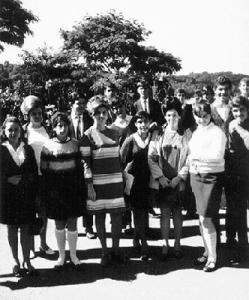 Passeio ao zoológico promovido por Giselda (ao centro), que era Orientadora Educacional na Escola, e outras orientadoras, com os alunos do ginásio comercial do SENAC 