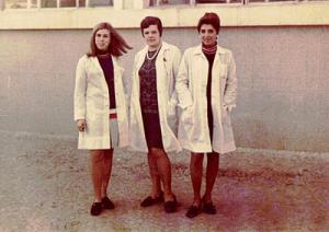 Giselda (3ª à esq.) e as orientadoras educacionais: Maria Aparecida Diniz (responsável pelas turmas da noite) e Maria Heloísa Picarelli Avancini (responsável juntamente com Giselda pelas turmas da manhã e tarde). Elas trabalhavam no SENAC 