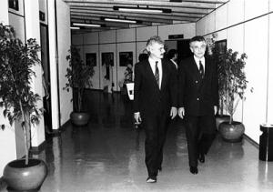 Luiz Francisco (Diretor Regional do SENAC-SP) e Abram Szajman (Presidente da Federação do Comércio do Estado de SP) na inauguração do SENAC Jabaquara, localizada no bairro de mesmo nome. Uma unidade especializada em beleza e faz parte da expansão da rede física com o enfoque em centro especializados, por causa da diversificação dos produtos e serviços que ocorreu na década dos anos 1980.