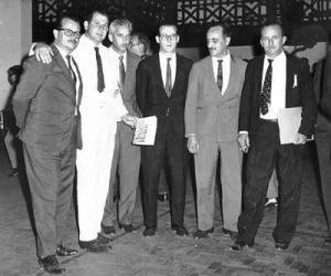 Reunião das Comissão Executiva da VII Olimpíada Interescolar, na cidade de Ribeirão Preto de 14 a 18 de Agosto de 1962.Na foto (da esq. p/ a dir.): Ermelindo Bonagio (primo), Laércio Neves Zuccolotto (mostrando o folheto de divulgação da olimpíada de 1962), Pedro Barros Silva. Ao fundo Erich Dietrich Lemmermmann, Oswaldo Bonavigo e Oswaldo Parahyba Mamante Torres.
