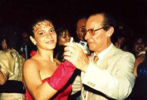 Oswaldo com sua filha Thelma no baile de formatura dela, no curso de Administração de Empresas pela PUC-SP. O evento ocorreu no Palácio de Convenções do Anhembi.