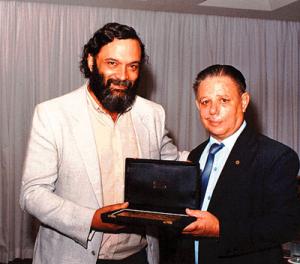 José Ildefonso Martins (1º à esq.Na época, era Diretor do Centro de Desenvolvimento Profissional de Presidente Prudente) recebendo placa das mãos do Conselheiro, homenagem pelos 15 anos de serviços prestados ao SENAC.