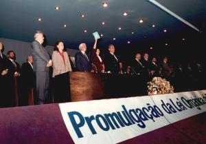 Lúcia com o braço esquerdo levantado no dia da promulgação da 1ª Lei Orgânica do Distrito Federal.