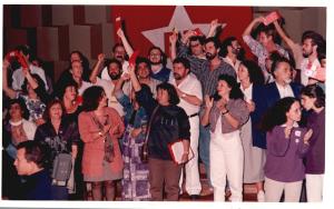 Lúcia está de branco e jaqueta cinza, ao lado esquerdo de Lula, no Encontro Nacional do Partido dos Trabalhadores, quando o partido completou 13 anos.