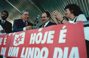 Lúcia, à direita, ao lado de Cristovam Buarque quando foi eleito governador do Distrito Federal, em maio de 1995.