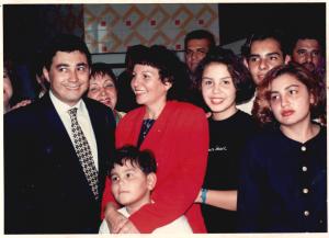 Lúcia, ao centro, ao lado de seu esposo e filhos, no dia de sua posse como presidente da Câmara Legislativa.