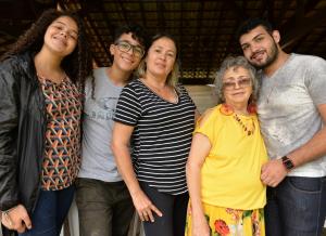 Da esquerda para a direita, Eloah (neta), Miguel (neto), Jackeline (filha), Professora Holanda e Jader Lucas (neto).