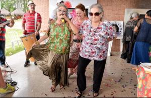 Em primeiro plano, a professora Holanda (à esquerda) e sua irmã, Maria Vanda (à direita) em comemoração na festa de aniversário da professora, em fevereiro de 2020, no Espaço Caliandra da Chácara dos Professores.