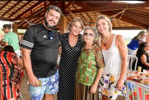 Da esquerda para a direita, Rodrigo Rodrigues (diretor da CUT DF), Érika Kokay (deputada federal), professora Holanda e Rosilene (diretora do SINPRO DF) em festa de aniversário da professora, em fevereiro de 2020.