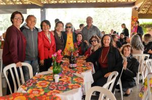 Grupo de Professores aposentados que trabalharam na mesma escola por mais de 20 anos e se encontram mensalmente. Da esquerda para a direita, Professora Cida, Prof Azevedo, Prof Marisa, Prof Remédios, Prof Holanda, Mônica e João (filha e esposo da Prof Remedios), Prof Lucília, Prof Edna e Prof Graça.