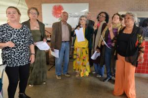 Professora Maria Holanda, ao centro com o microfone em mãos, junto de grupo de amigos que se reúnem para cantar e dançar em datas festivas. O grupo se chama José e Maria.