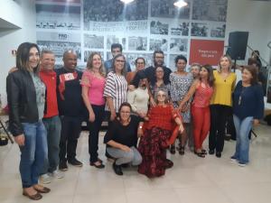 Professora Maria Holanda, sentada ao centro, recebendo homenagem do SINPRO DF pelos serviços prestados à categoria. Na foto, estão membros da diretoria da SINPRO DF.
No dia, prestaram homenagens a professora Holanda, a deputada federal Érika Kokai e a deputada distrital Arlete Sampaio.