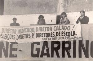 Da esquerda para a direita, a companheira Cida (fora da mesa), Luísa, Rejane e Marcio Baiochi, todos dirigentes do sindicato na época, em assembleia de campanha salarial dos professores. Em defesa da gestão democrática nas escolas públicas, com eleição direta para diretor e vice-diretor.