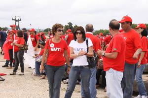 Rejane, à esquerda, na V Marcha dos Trabalhadores, um movimento organizado pela CUT nacional.