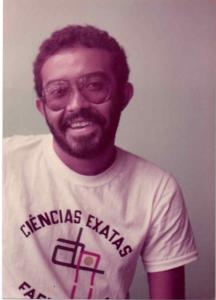 Foto retrato de Nelson quando ingressou no curso de Matemática da faculdade de Filosofia e Ciências da Universidade CEUB DF que representou sua formação pedagógica para professor.