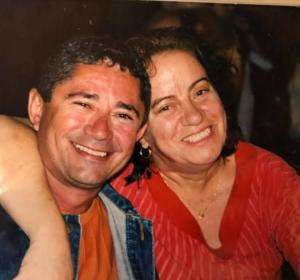 Maria Augusta com um amigo num evento cultural.