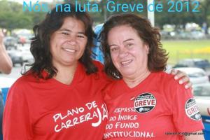 Maria Augusta com um amiga na Greve de 2012.