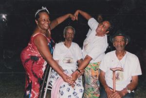 Aniversario da mãe da Valdete, estão fazendo um gesto de coração para a mãe (Luiza) que estava fazendo 100 anos, o gesto de coração que estão fazendo vem a demonstrar que ela está dentro do coração e memórias de sua família. Da esquerda para a direita vemos, Magna (Irmã), Luiza (Mãe), Valdete (Entrevistada) e Aureliano (Pai).