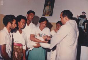 Igreja Quilombo São Domingos
Da direita para esquerda Zé (seu esposo), Valdete, Luiz Paulo (compadre), Iraide (comadre), Efigencia e o Padre.
