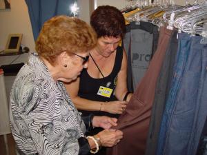 Dona Dorina Nowill no dia do lançamento da coleção Olhar, Olhares em abril de 2003, no interior da loja, conhecendo as peças da coleção. Ela está acompanhada por sua assistente à época.
O desenvolvimento das etiquetas em braille para a marca de Geraldo, Uranio, foi feito junto a pessoas com deficiência visual dentro da Fundação Dorina Nowill entre julho de 2002 e início de 2003.
