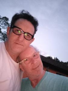 Geraldo e João, seu marido, em São Francisco Xavier, onde alugam uma casa e gostam de usá-la para passar grande parte do ano.